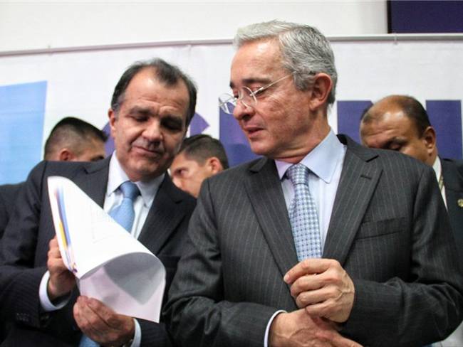 Oscar Iván Zuluaga y Álvaro Uribe. Foto: Colprensa