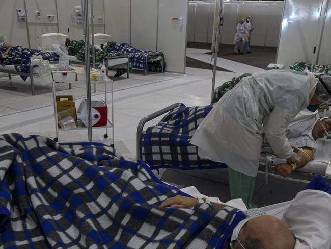 En países como Brasil, el sistema hospitalario está al borde del colapso.