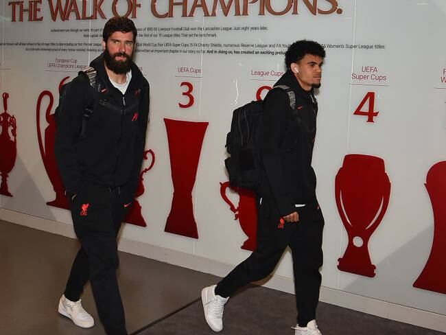 Aliison Becker y Luis Díaz llegando a Anfield Road (Photo by John Powell/Liverpool FC via Getty Images)