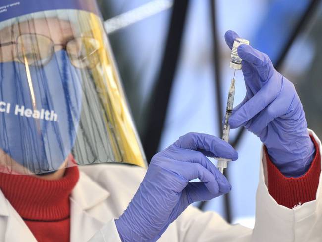 Médicos aplicando dosis de la vacuna contra el coronavirus de Pfizer y Biontech en Estados Unidos.