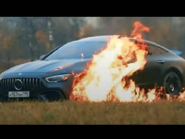 Un bloguero ruso quema su Mercedes valorado en unos $647 millones (VIDEO)