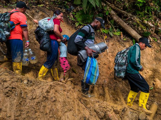 Personas atravesando la selva del Darién. Foto: Getty Images.