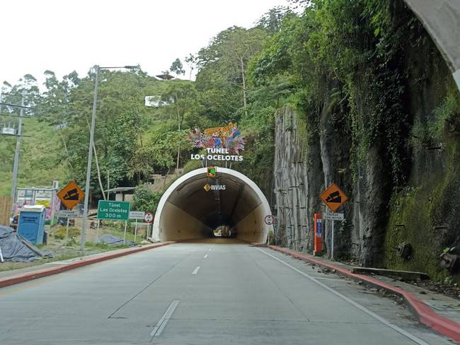 Uno de los túneles en la vía la línea entre Calarcá y Cajamarca