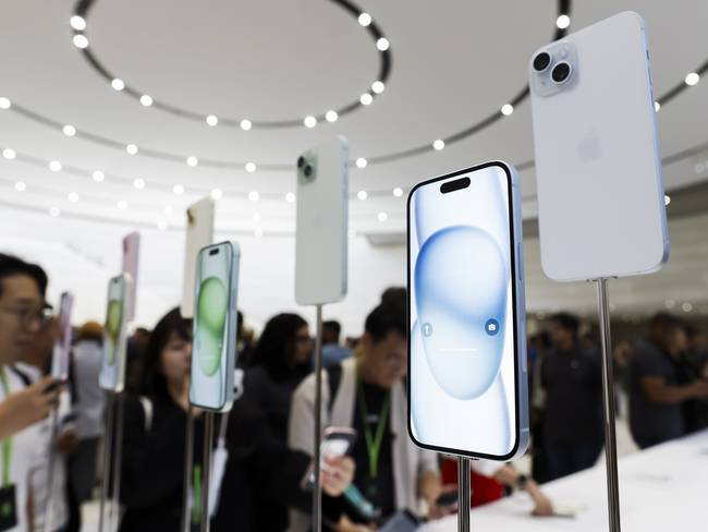 Cupertino (United States), 12/09/2023.- A display of the new Apple iPhone 15 at an Apple product launch event on the campus of Apple Park in Cupertino, California, USA, 12 September 2023. EFE/EPA/JOHN G. MABANGLO