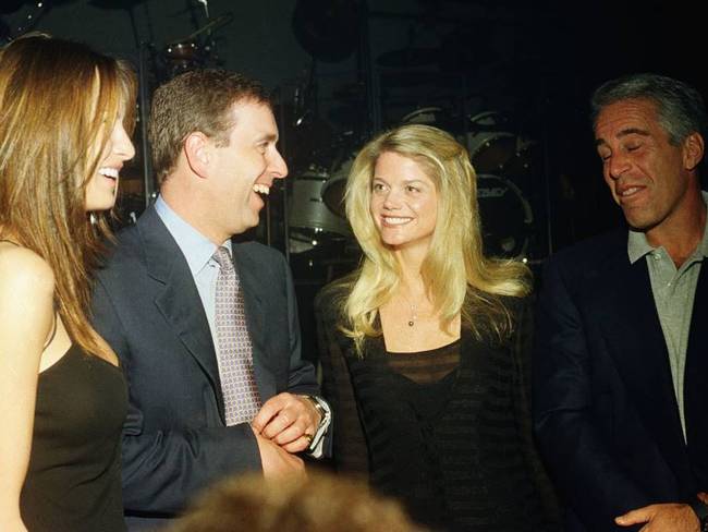Melania Trump, el príncipe Andrés, Gwendolyn Beck y Jeffrey Epstein en una fiesta en Mar-a-Lago en el año 2000.       Foto: Getty 