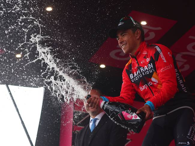 Santiago Buitrago celebra su victoria en la etapa 19 del Giro de Italia. (Photo by LUCA BETTINI/AFP via Getty Images)
