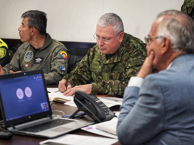 Comandante de las FF.MM, general Helder Giraldo (centro) y el ministro de Defensa, Iván Velásquez (derecha). Cortesía: Fuerzas Militares.