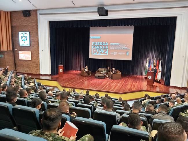 Conversatorio entre Comisión de la Verdad y Fuerzas Militares en Bogotá. Foto: Caracol Radio