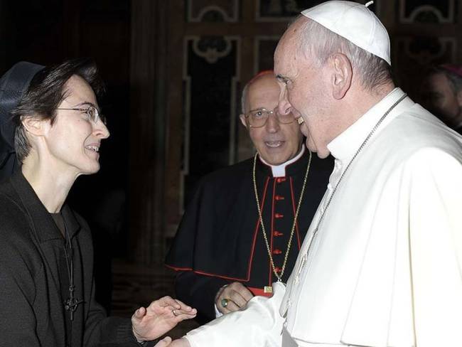 Raffaella Petrini y el papa Francisco.