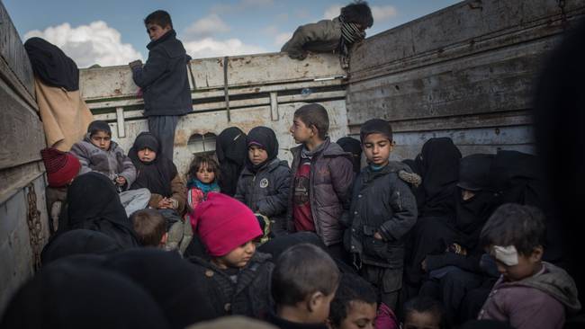 Mujeres y niños escapan de Bangouz (Siria) ante la falta de seguridad alimentaria y enfrentamientos con el yihadismo. 