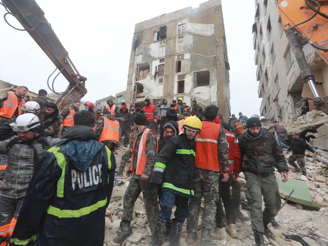 Miembros de la defensa civil siria y la policía buscan sobrevivientes bajo los escombros después de un terremoto en la ciudad de Hama, en el centro de Siria, controlada por el gobierno, el 6 de febrero de 2023. Foto de LOUAI BESHARA/AFP vía Getty Images.