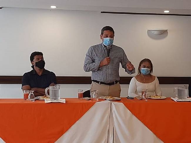 El líder político Mauricio Lizcano y su grupo del nuevo grupo Gente en Movimiento.