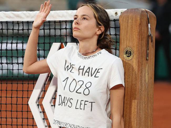 &quot;Tenemos 1.028 días&quot;: Activista se ató a red para interrumpir Roland Garros