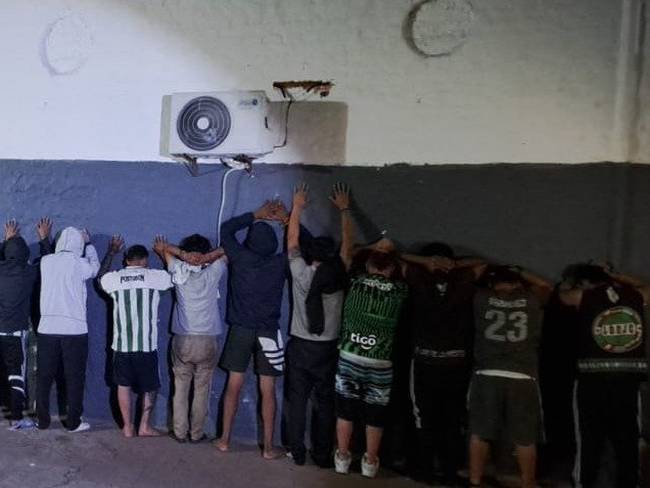 Los 24 hinchas de Atlético Nacional detenidos en la ciudad paraguaya de Luque.
(Foto: Cortesía Policía Nacional de Paraguay)