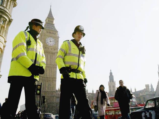 Patrulla de policías británicos en el centro de Londres.         Foto: Getty 