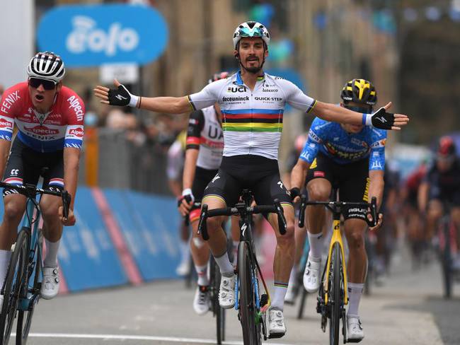 Julian Alaphilippe festeja su primera victoria en el presente año durante la segunda etapa de la Tirreno-Adriático.