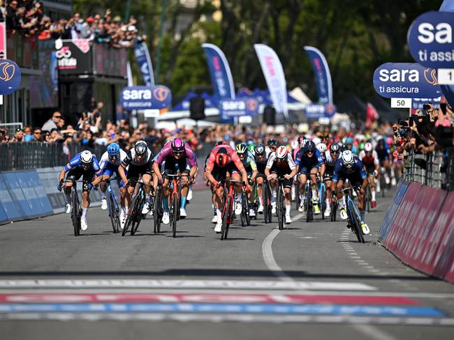 Apretado cierre de etapa en el Giro de Italia 2023. (Photo by Stuart Franklin/Getty Images,)
