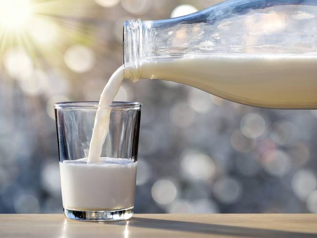 diferencias entre la leche deslactosada y la leche entera - Getty Images
