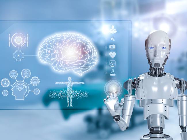 Robot inteligente verificando datos médicos (Foto vía Getty Images)