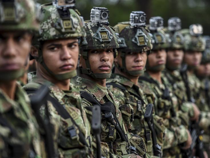 Soldados del Ejército Nacional de Colombia durante la presentación de un nuevo batallón en Antioquia (Foto vía GettyImages)