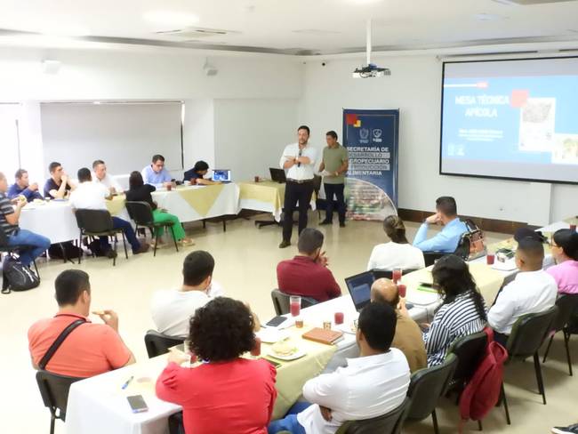 Para promover la apicultura instalan mesa técnica en el Tolima y otras noticias de Al Campo