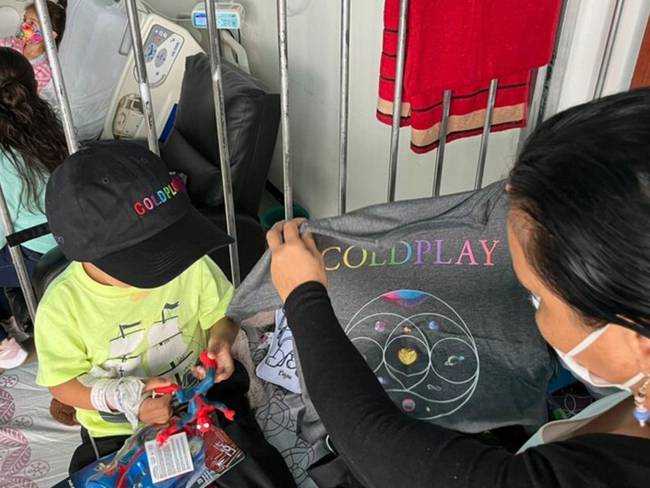 Representantes de la banda Coldplay entregaron regalos en hospital de Bogotá