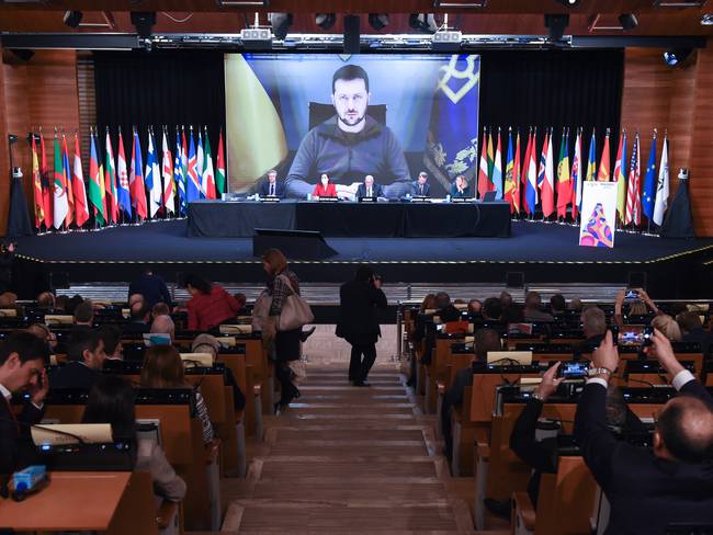 Discurso por videoconferencia del presidente de Ucrania a la plenaria del parlamento europeo.
(Foto: Gustavo Valiente/Europa Press via Getty Images)
