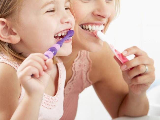 Cepillar los dientes es esencial para mantener la salud bucal