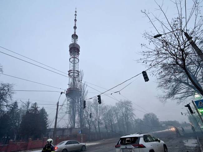 Panorama en la torre de televisión de Kiev tras el ataque. Foto: Getty