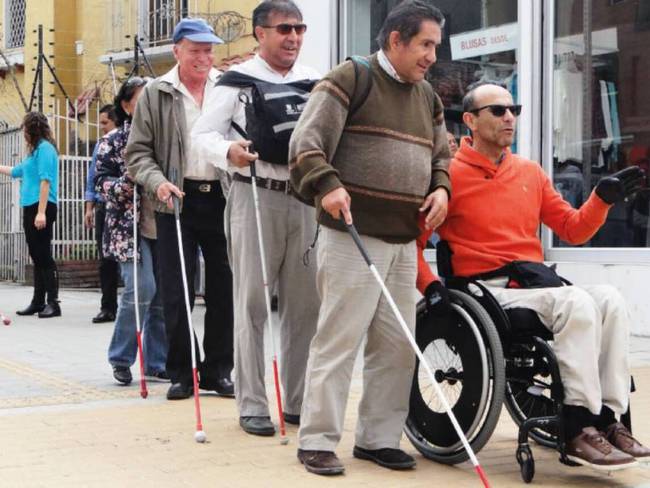 Mujer con discapacidad visual denuncia discriminación en entidad bancaria de Pereira / Foto: Colprensa