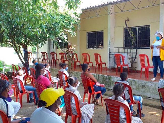Estudiantes y padres de familia en colegio del municipio de Marialabaja