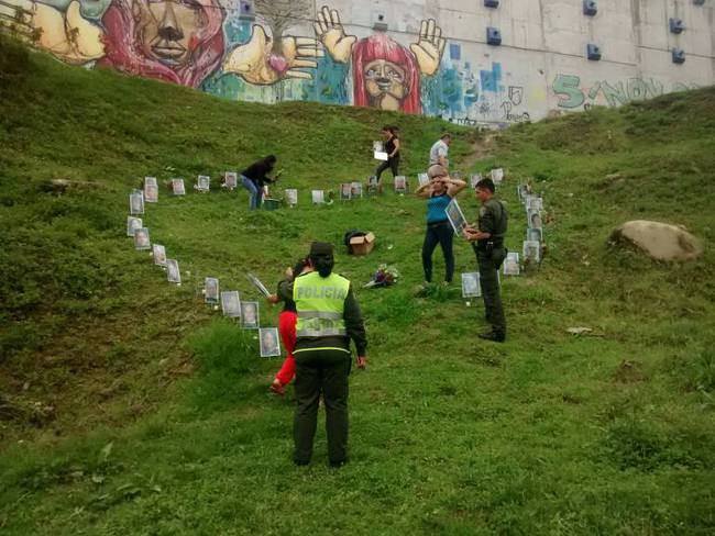 Habitantes de Cervantes formaron un corazón con las fotos de las 48 víctimas