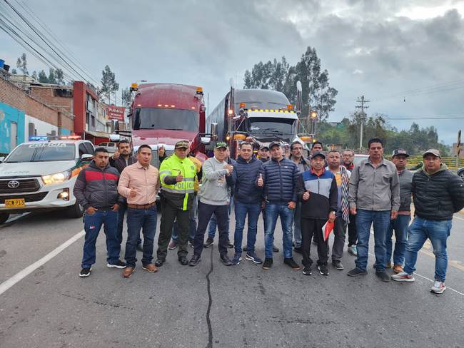 El Ministro Reyes aseguró que “comenzó el paso de 50 tracto-camiones y 50 más a mediodía, la meta es que transiten 800 tracto-camiones represados en Ipiales”.