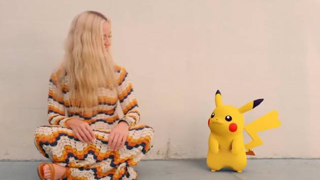 Katy Perry junto a Pikachu