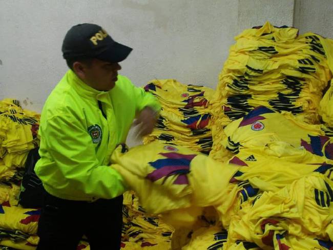 Foto de archivo de una incautación de camisetas falsificadas de la Selección Colombia.