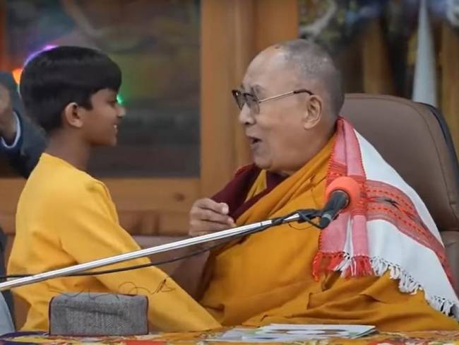 Dalai Lama está siendo criticado por besar a un niño en la boca.Foto: Alerta Mundial/Twitter/@AlertaMundial2/Captura de video
