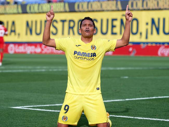Carlos Bacca, delantero colombiano autor de tres goles ante el Sevilla
