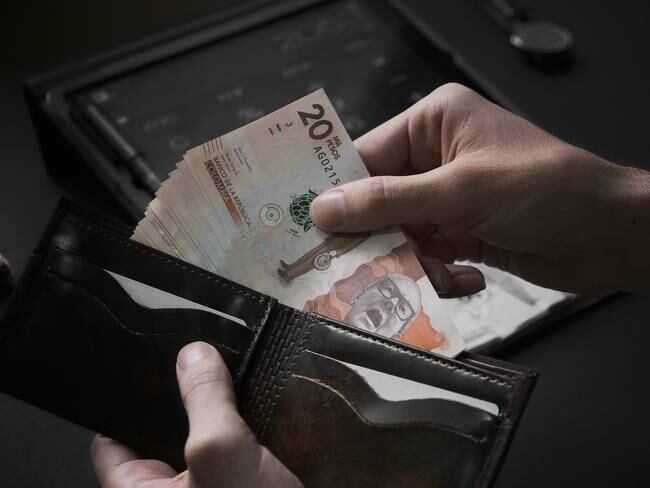 Imagen de referencia Billetera con dinero colombiano. Foto: Getty Images