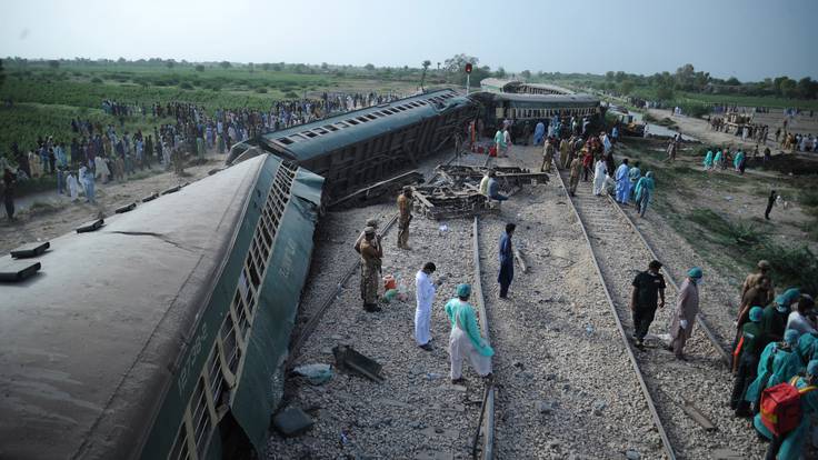 Sanghar (Pakistan), 06/08/2023.- Pakistani security and rescue officials inspect the derailed carriages of a passenger train in Sanghar, near Nawabshah, Pakistan, 06 August 2023. A train accident between Shahzadpur and Nawabshah in Pakistan has resulted in at least 30 deaths and dozens injured, according to a Police official. The Hazara Express train, carrying 950 passengers, derailed on its way from Karachi to Havelian. EFE/EPA/NADEEM KHAWER