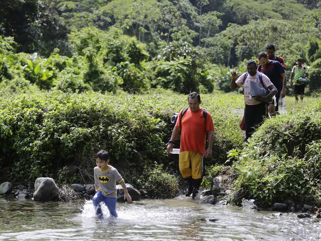 AME5278. LAJAS BLANCAS (PANAMÁ), 30/08/2023.- Migrantes caminan en la selva del Darién, el 18 de agosto de 2023, en el sector de Lajas Blancas, en Darién (Panamá). Más de 320.000 migrantes que viajan hacia EE.UU. cruzaron este año la jungla del Darién, la peligrosa frontera entre Panamá y Colombia que es la entrada a Centroamérica desde el sur. EFE/ Carlos Lemos