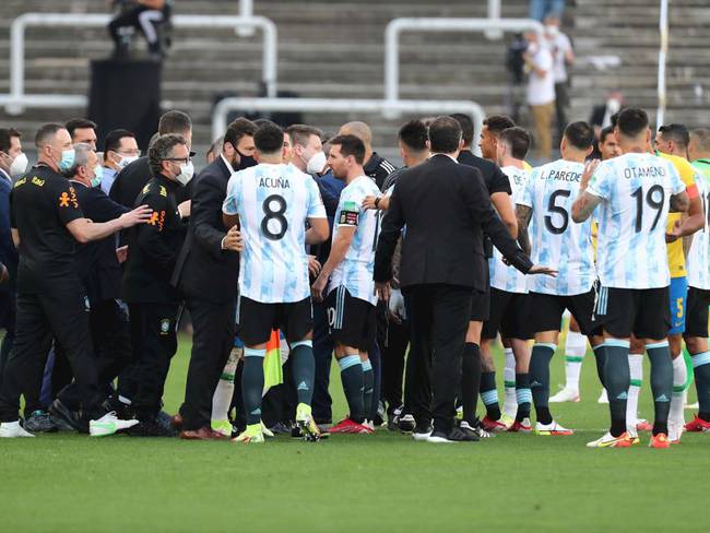 Los jugadores de Argentina protestan ante las autoridades sanitarias de Brasil.