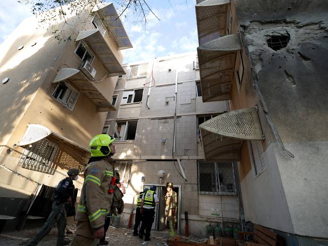 Sderot (Israel), 17/10/2023.- Israeli rescuers inspect the site of a damaged residential building after it was hit by a missile launched from the Gaza Strip into Israel, in Sderot, southern Israel, 17 October 2023. Israel has warned all citizens of the Gaza Strip to move to the south ahead of an expected invasion. More than 2,750 Palestinians and 1,400 Israelis have been killed according to the Israel Defense Forces (IDF) and Palestinian Health Ministry, after Hamas militants launched an attack against Israel from the Gaza Strip on 07 October. Most residents of Sderot have evacuated following Hamas&#039;s assaults. EFE/EPA/ATEF SAFADI