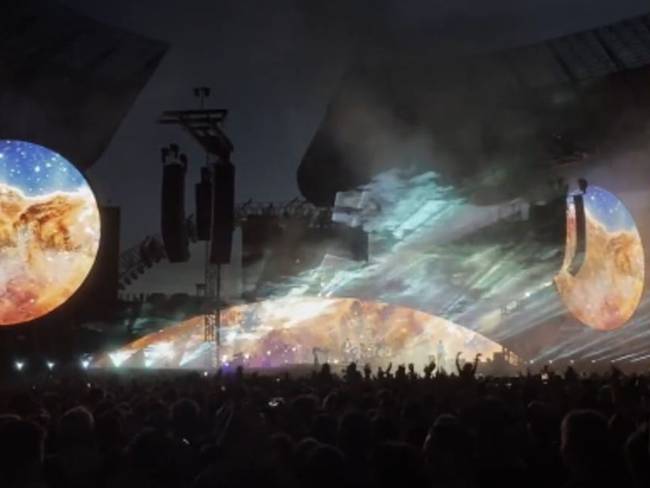 Imágenes del del telescopio James Webb en medio de un concierto de Coldplay