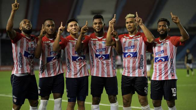 Los jugadores del Junior festejan la primera antoación del juego ante Caracas en Barranquila.
