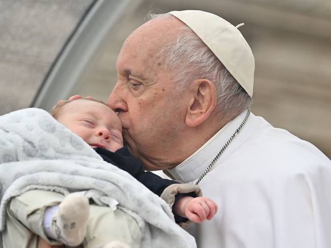 El papa Francisco y un bebé en la plaza de San Pedro. 
(Foto: FILIPPO MONTEFORTE/AFP via Getty Images)