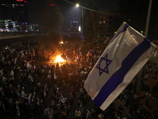 Jornada de protestas civiles en Israel en rechazo a la propuesta de reforma judicial que debilita las cortes y aumenta el poder del ejecutivo. 
(Foto: AHMAD GHARABLI/AFP via Getty Images)