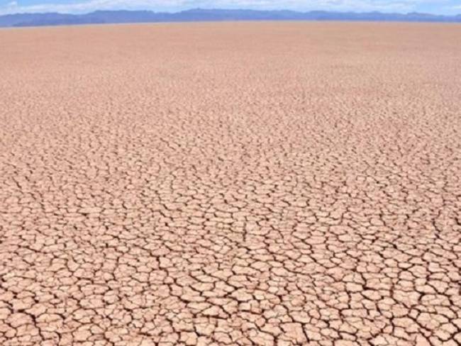 Sección de un lago seco por efecto del cambio climático