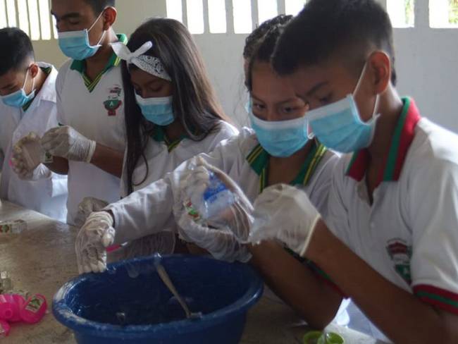 En Sincelejo, estudiantes crean antibacterial para protegerse del Covid-19