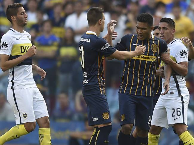 Teófilo Gutiérrez se marcha expulsado tras provocar a los hinchas de Boca luego de marcarle un gol con Rosario Central.
