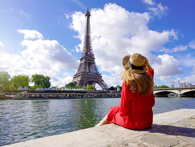 Mujer apreciando la Torre Eiffel en París (Foto vía Getty Images)